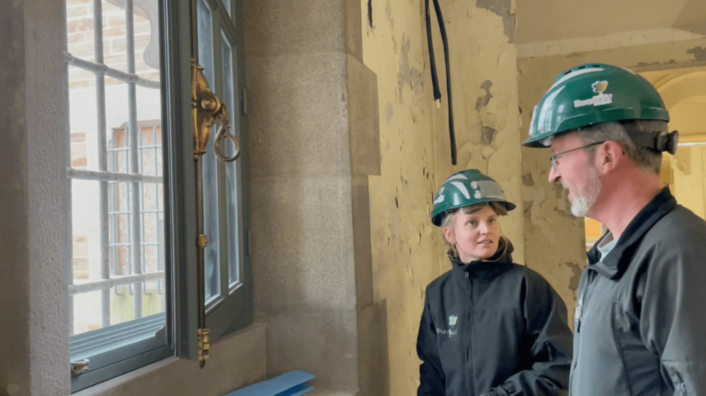 Équipe pose menuiserie et chef de chantier