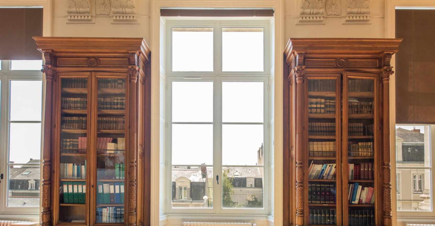 Menuiserie entre deux bibliothèques du Palais de Justice d'Angers