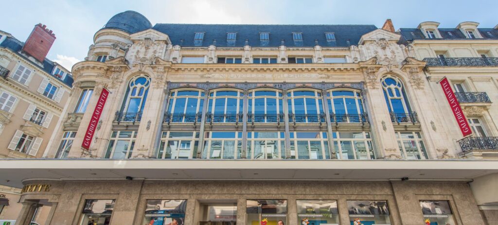 vue facade de galeries lafayette angers