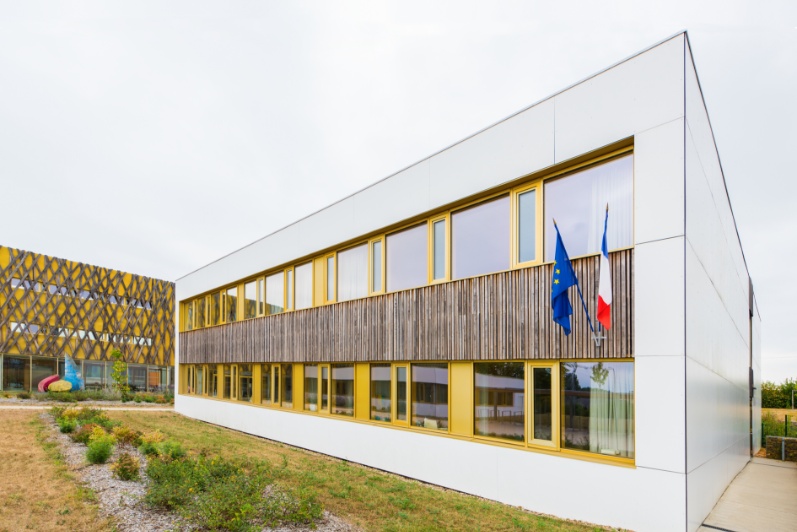 vue du bâtiment à l'angle avec des drapeaux